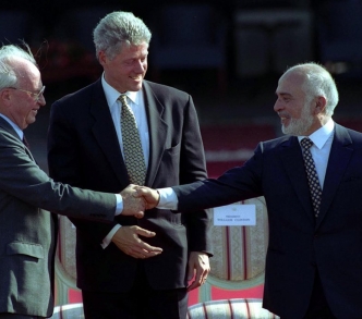 الملك حسين ورئيس دولة الاحتلال عيزر وايزمان والرئيس الأمريكي بيل كلينتون يوم توقيع اتفاقية وادي عربة