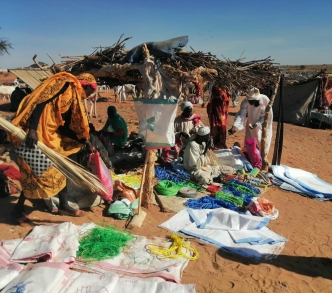 النازحون يبيعون البضائع في أحد أسواق دارفور