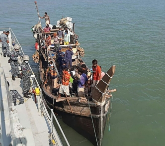 لاجئو الروهينجا يهبطون على ساحل بنغلاديش بعد محاولات متكررة للوصول إلى ماليزيا