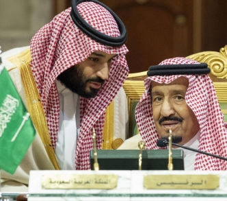 ولي العهد الأمير محمد بن سلمان يتحدث مع الملك سلمان في الرياض عام 2018