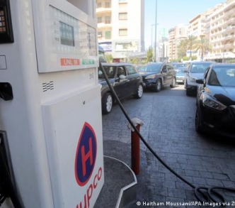 أصبحت طوابير الوقود الطويلة أمرًا شائعًا في بيروت والمدن اللبنانية الأخرى