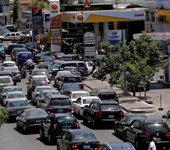 تصطف السيارات في طابور طويل عند إحدى محطات الوقود في العاصمة بيروت.