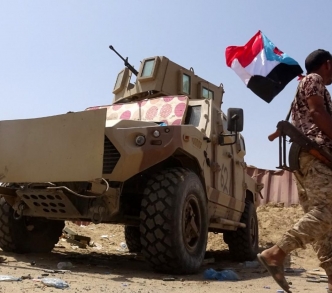 مقاتل تابع للمجلس الانتقالي الانفصالي جنوب اليمن، يحمل علم الانفصاليين في محافظة أبين جنوب البلاد