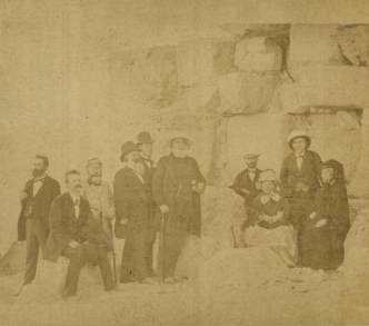 لم يكن دوم بيدرو الثاني (في الوسط)، أول حاكم برازيلي يسافر إلى الإمبراطورية العثمانية والشرق الأوسط فقط، بل كان أيضًا أول من زار مصر من الأمريكتين (جميع الصور مقدمة من أرشيف مؤسسة المكتبة الوطنية في البرازيل)