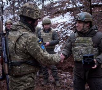 الرئيس الأوكراني يكرّم جنودًا أثناء تفقُّده القوات في منطقة دونيتسك شرقي البلاد (رويترز).