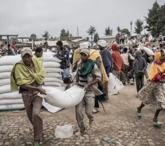 برنامج الغذاء العالمي يوزع الطعام على النازحين داخليًا في ديبارك، إثيوبيا.