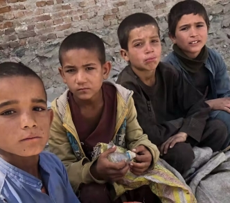 4 صبية يستريحون من البحث في مكبات القمامة عن الزجاجات والعلب في كابول