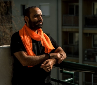منصور الضيفي في شرفة شقته ببلغراد