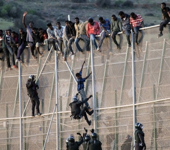 مقتل عشرات الأفارقة في محاولة اقتحام السياج الحدودي بين المغرب وإسبانيا