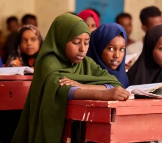 الفتيات بمدرسة توجدير في أرض الصومال، حيث ستُجبر بعضهن على الزواج مبكرًا بسبب الجفاف