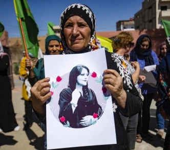 النساء الكرديات في الحسكة يتظاهرن تضامنًا مع مهسا أميني