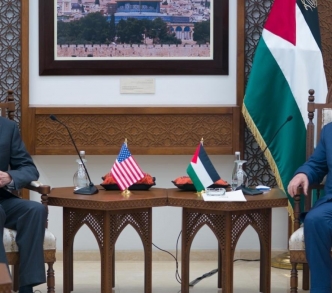 وزير الخارجية الأمريكي، أنتوني بلينكن، مع رئيس السلطة الفلسطينية، محمود عباس، في رام الله.