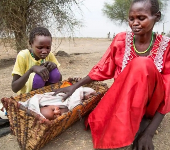 أم وابنتها وطفلها حديث الولادة المصاب بسوء التغذية في جنوب السودان