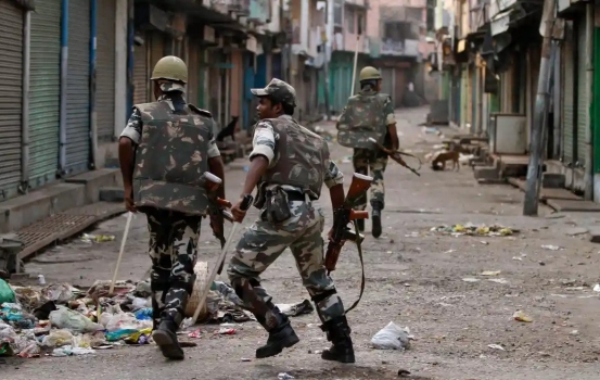 فرض الجيش الهندي حظر تجول بعد أعمال الشغب التي اندلعت بين الهندوس والمسلمين في ولاية أتر براديش عام 2013.
