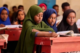 الفتيات بمدرسة توجدير في أرض الصومال، حيث ستُجبر بعضهن على الزواج مبكرًا بسبب الجفاف