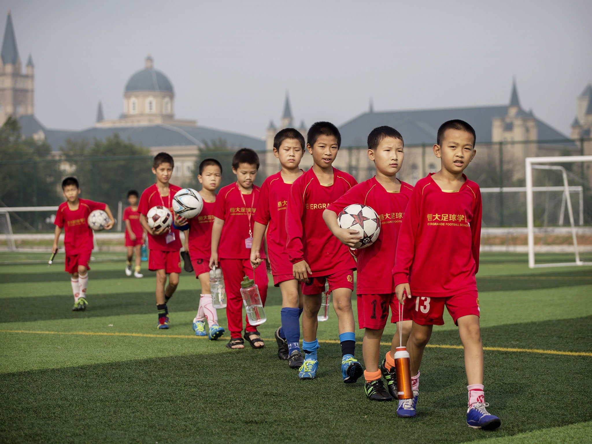 ضخت مليارات الدولارات لماذا تشتري الصين أندية كرة القدم الأوروبية نون بوست