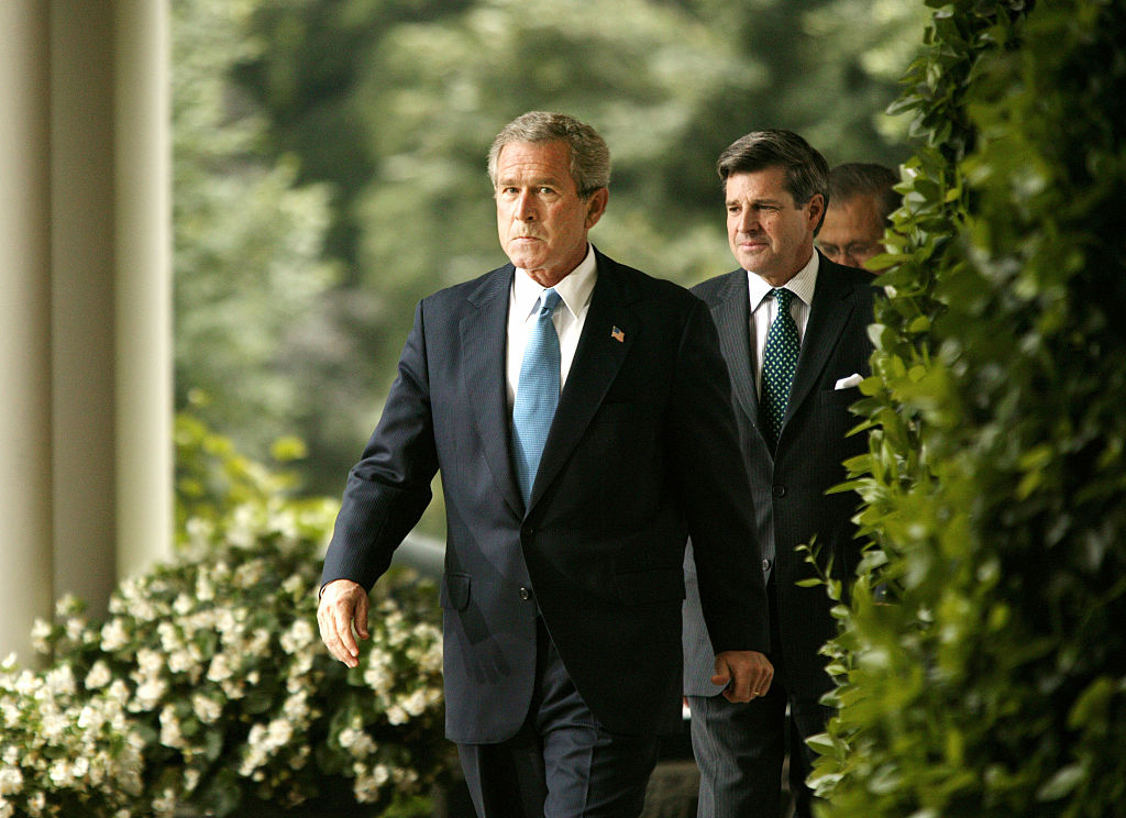 الرئيس الأمريكي جورج بوش يتبعه بول بريمر، رئيس سلطة الاحتلال 