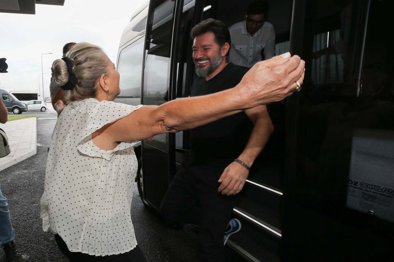 والدة هاكان أتيلا في استقباله بمطار إسطنبول الجديد