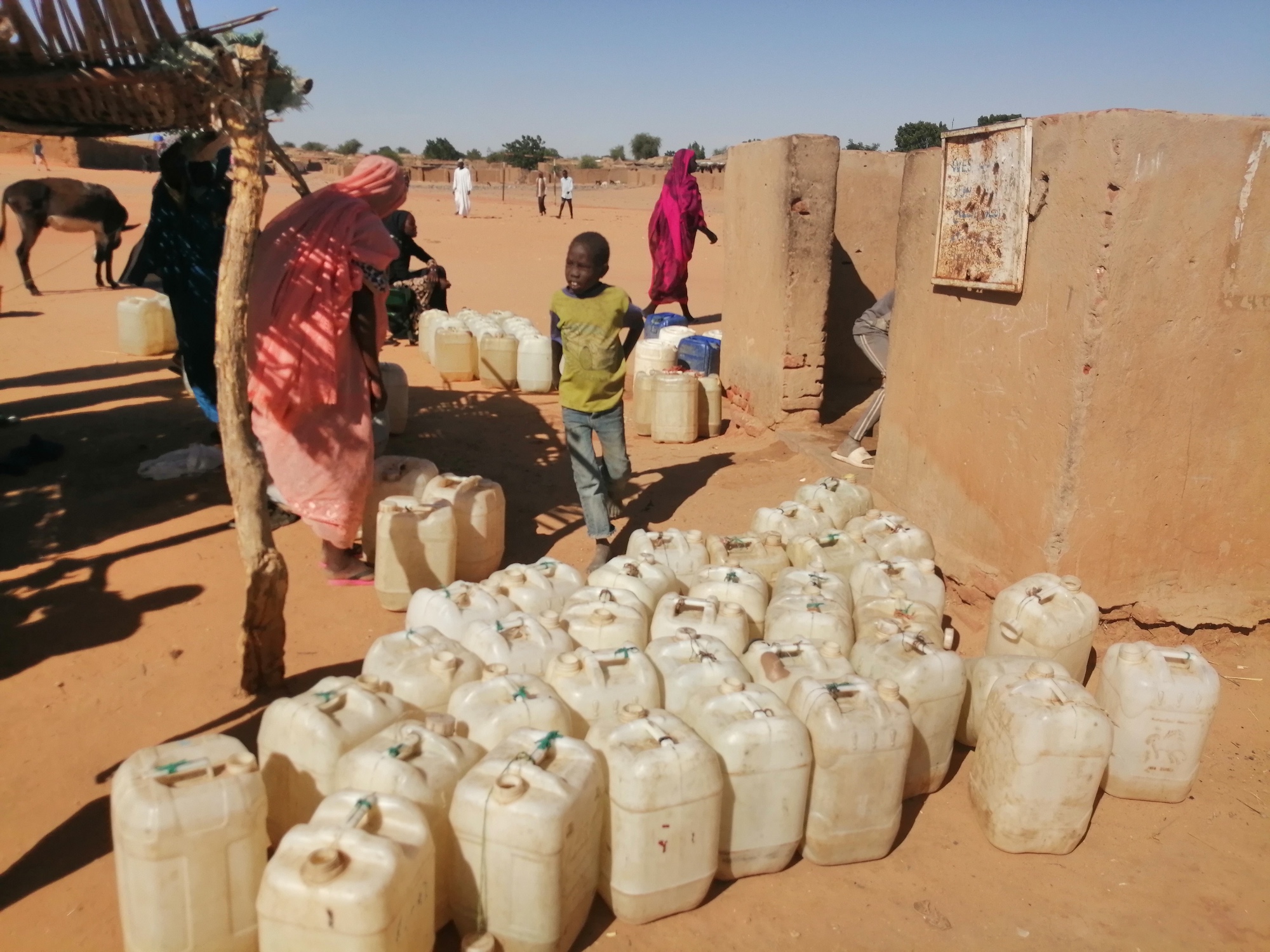 النازحون في دارفور ينتظرون جمع الماء