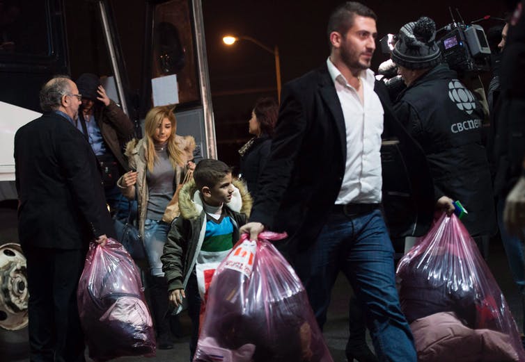 وصول مجموعة من اللاجئين السوريين إلى فندق تورنتو عام 2015