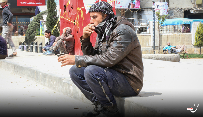 أبو أحمد يجلس في نقطة تجمع عمال اليومية منتظرًا عملًا