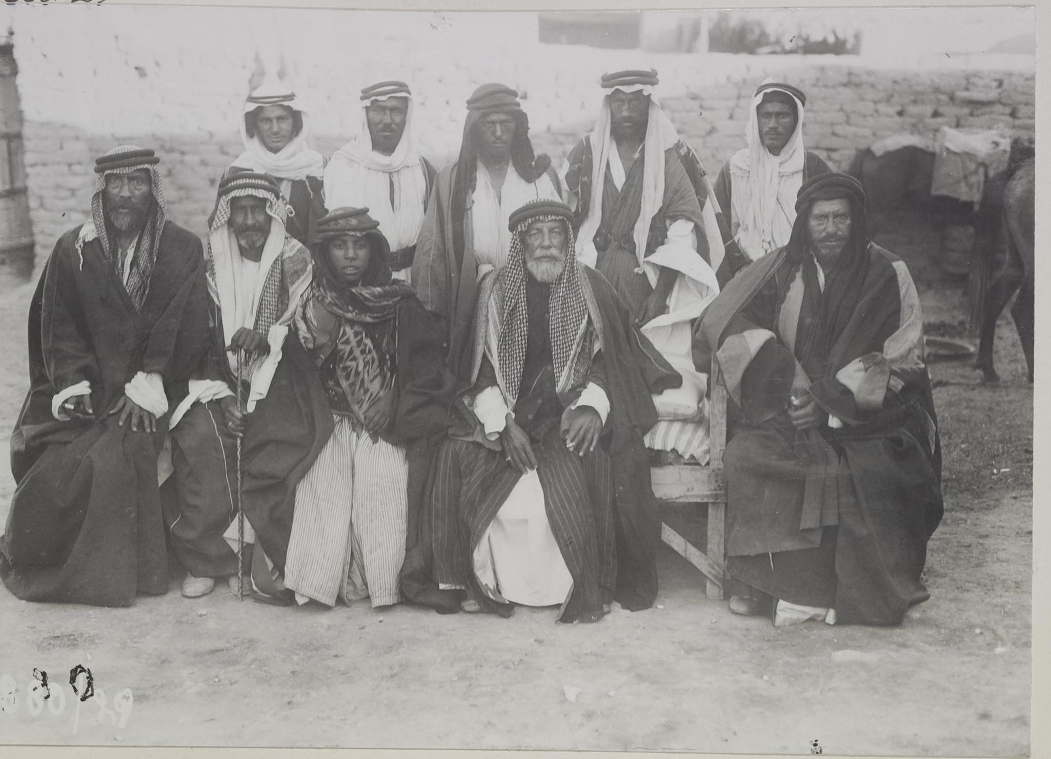 شيخ قبيلة الجبور العربية في منزله بالحسكة 1927