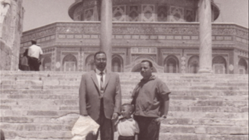 صورة نادرة لفضيلة الشيخ في الحرم القدسي عام 1952
