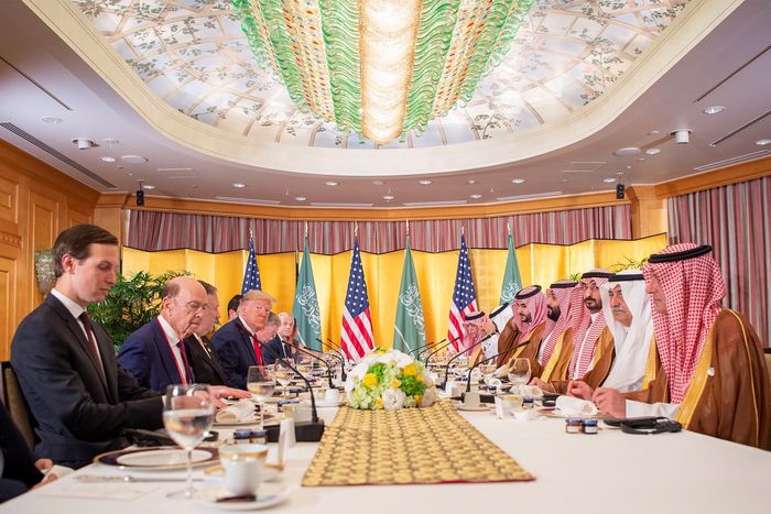 كبير مستشاري البيت الأبيض جاريد كوشنر (إلى اليسار) مع الرئيس ترامب ومسؤولين أمريكيين آخرين خلال إفطار عمل مع مسؤولين سعوديين في أوساكا باليابان، في حزيران/ يونيو 2019.