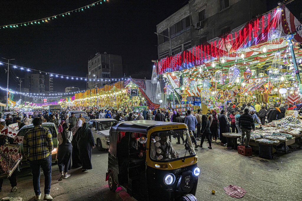 شارع مكتظ في القاهرة وسط تحضيرات لشهر رمضان.