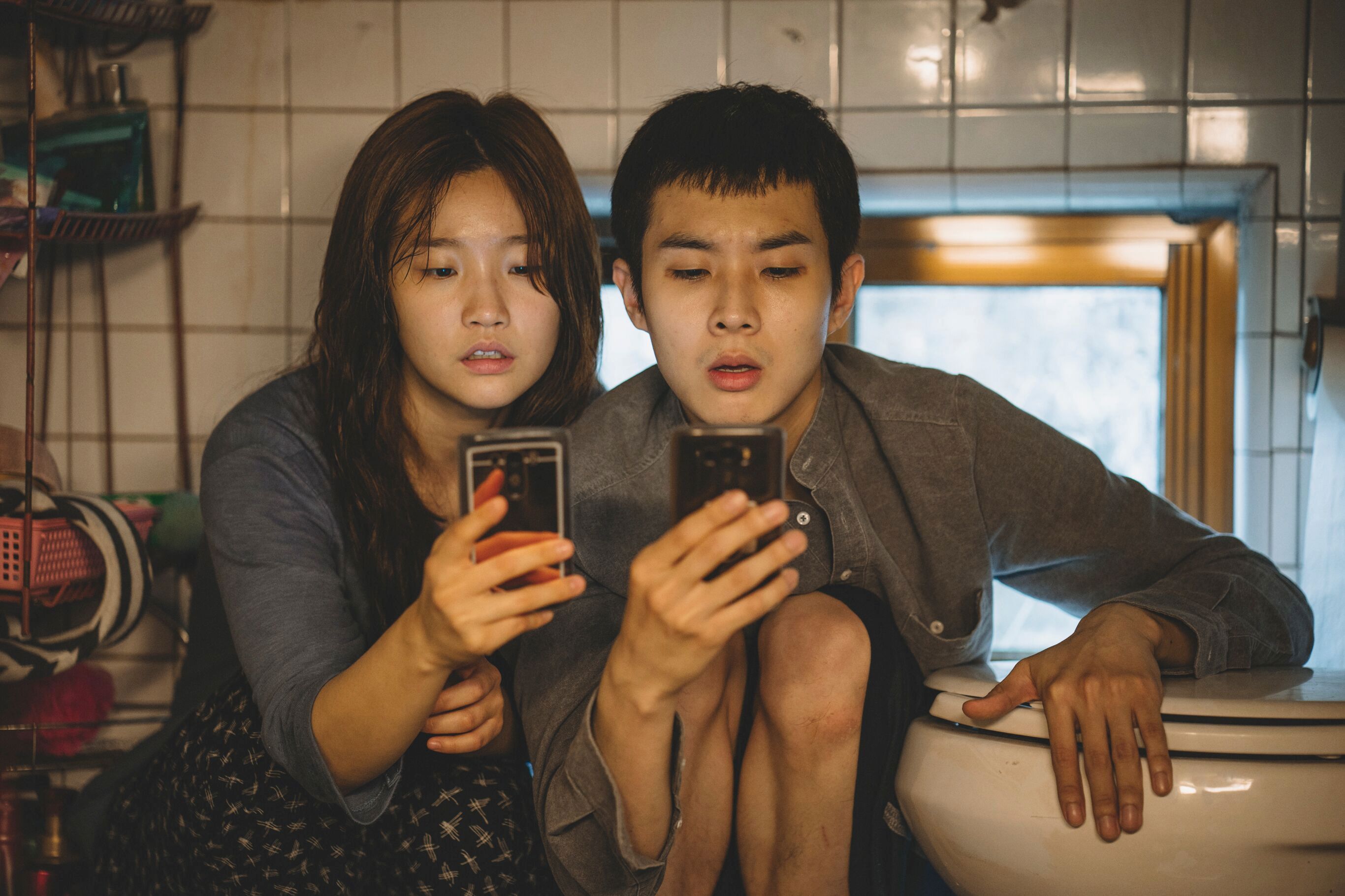 فيلم طفيلي الأغنياء والفقراء في المجتمع الكوري نون بوست