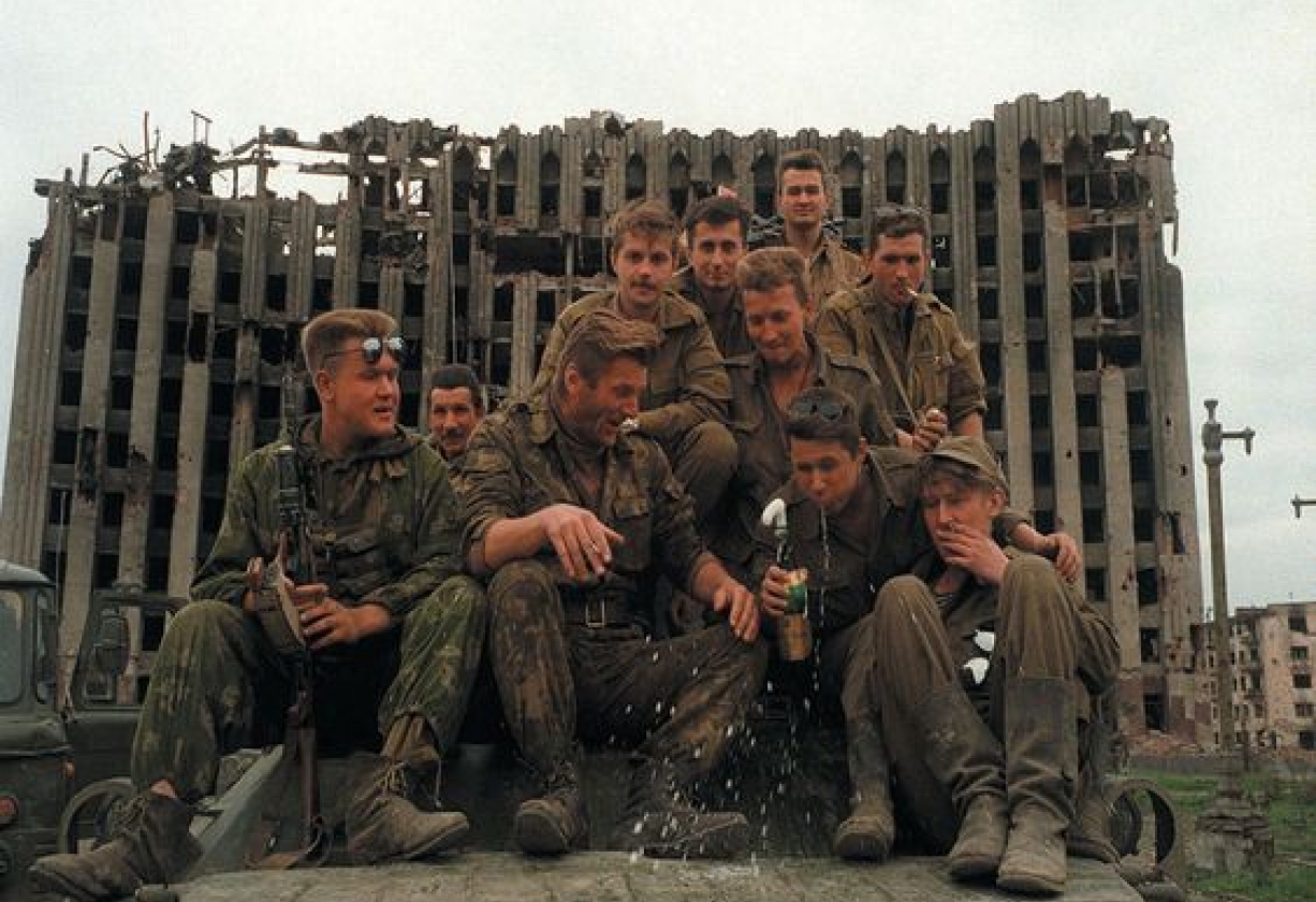 От 1 июля 1996 г. Дворец Дудаева штурм Грозного 1995. Чечня 1995 добро пожаловать в ад. Штурм дворца Дудаева.