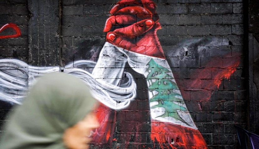 جرافيتي ثوري ليد لبنانية ويد سورية يتحدان معًا