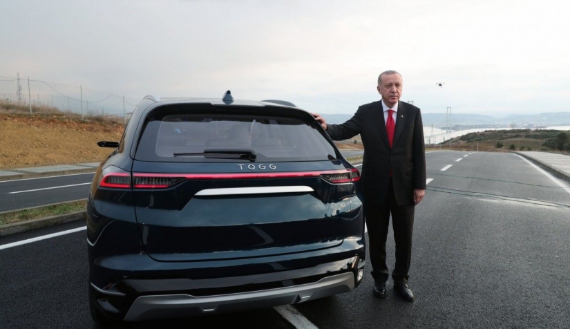 الرئيس التركي رجب طيب أردوغان مع السيارة التركية