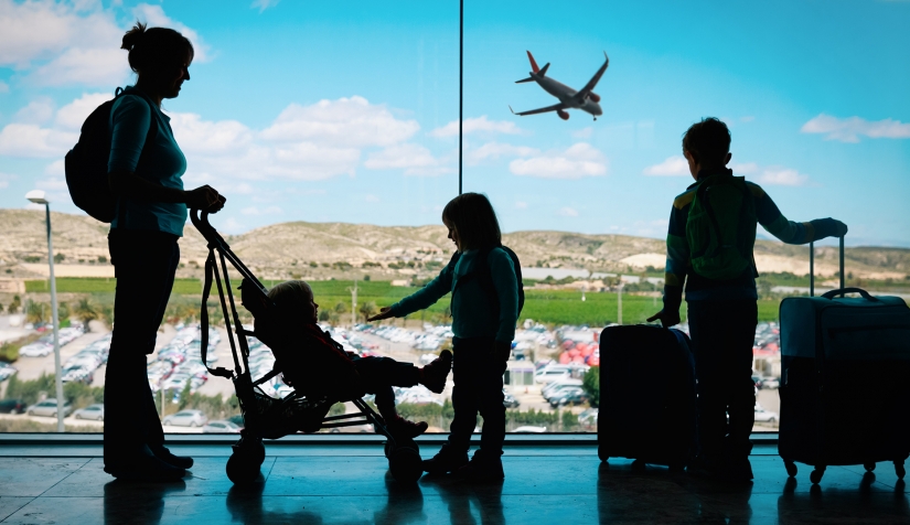 من الأفضل أن يشارك الأطفال في اختيار وجهة السفر قدر الإمكان.