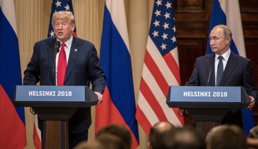 ترامب وبوتين يجيبان على أسئلة حول مزاعم التواطؤ في الانتخابات الرئاسية الأمريكية لسنة 2016 خلال مؤتمر صحفي مشترك في هلسنكي، في 16 يوليو 2018