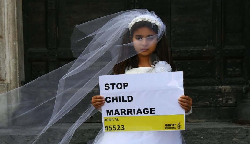 طفلة ترتدي ثوب الزفاف في حملة توعية لمناهضة زواج القصر نظمتها منظمة العفو الدولية 