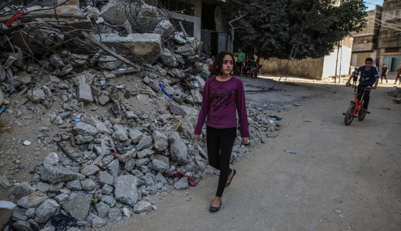 نادين عبد اللطيف تتجول في حيّها الذي تحولت معظم مبانيه إلى أنقاض
