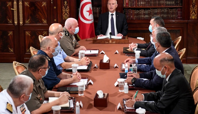  قاد الرئيس التونسي قيس سعيّد، الذي يتوسط الطاولة، اجتماعا أمنيا مع عناصر من الجيش والشرطة خلال الأسبوع الماضي في تونس العاصمة.