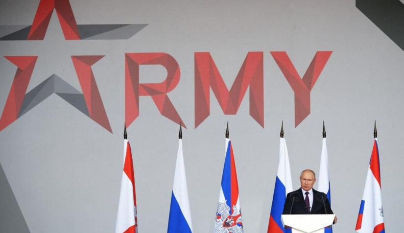 الرئيس الروسي فلاديمير بوتين يلقي كلمة في المنتدى العسكري التقني الدولي "جيش 2021" في كوبينكا خارج موسكو، في 23 آب/ أغسطس 2021.