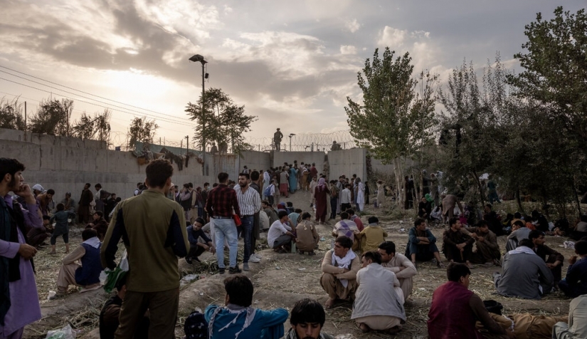 تجمع يومي للحشود خارج المطار الدولي في كابول بعد سيطرة طالبان على العاصمة