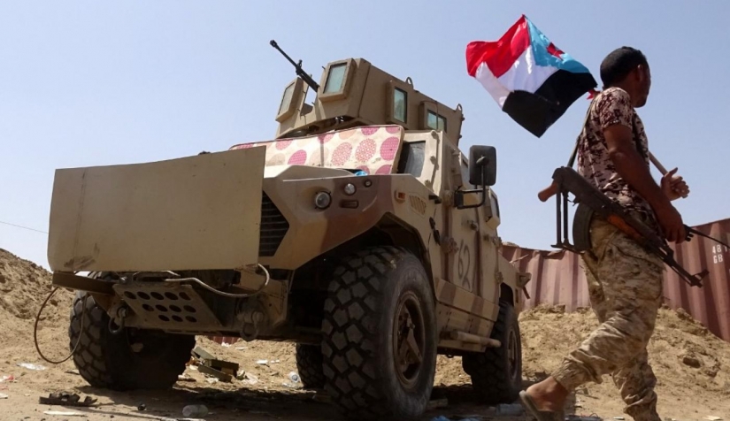 مقاتل تابع للمجلس الانتقالي الانفصالي جنوب اليمن، يحمل علم الانفصاليين في محافظة أبين جنوب البلاد