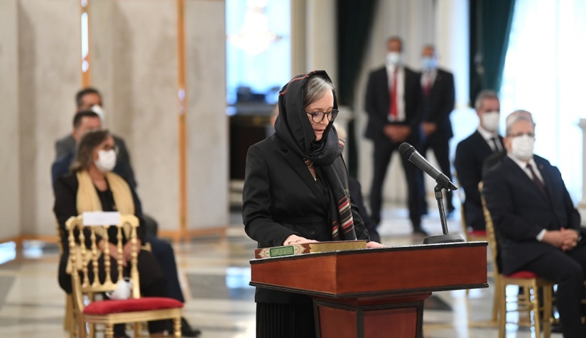 رئيسة الحكومة التونسية نجلاء بودن رمضان تؤدي اليمين الدستورية خلال مراسم تعيين أعضاء الحكومة الجديدة، يوم 11 تشرين الأول/ أكتوبر 2021 في تونس العاصمة.