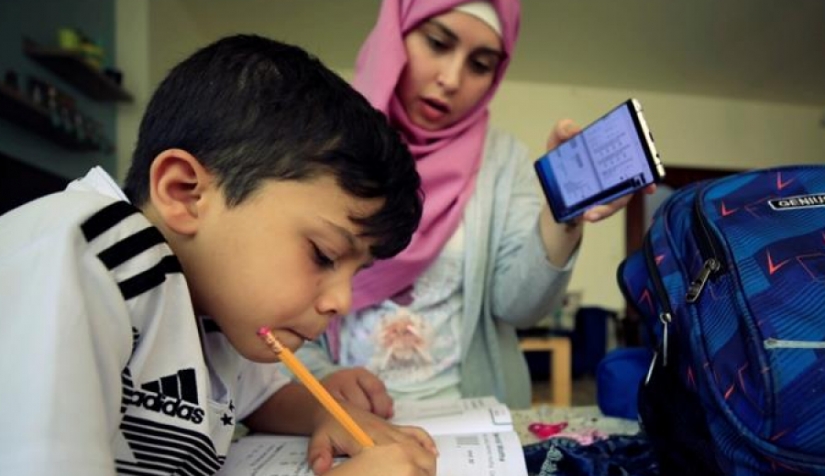 طفل يتعلم عبر الإنترنت بعد إغلاق المدارس لمنع انتشار كوفيد-19 عام 2020