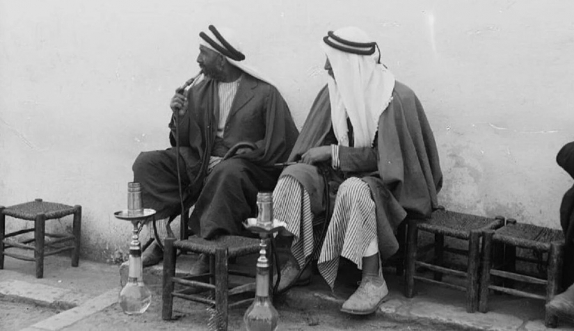 تُظهر تلك الصورة رجلين عربيين يجلسان في القدس خلال عشرينيات القرن الماضي