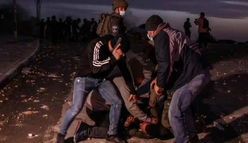 قوات الأمن الإسرائيلية والشرطة السرية تعتقل متظاهرًا بدويًا في أثناء احتجاج بشهر يناير/كانون الثاني