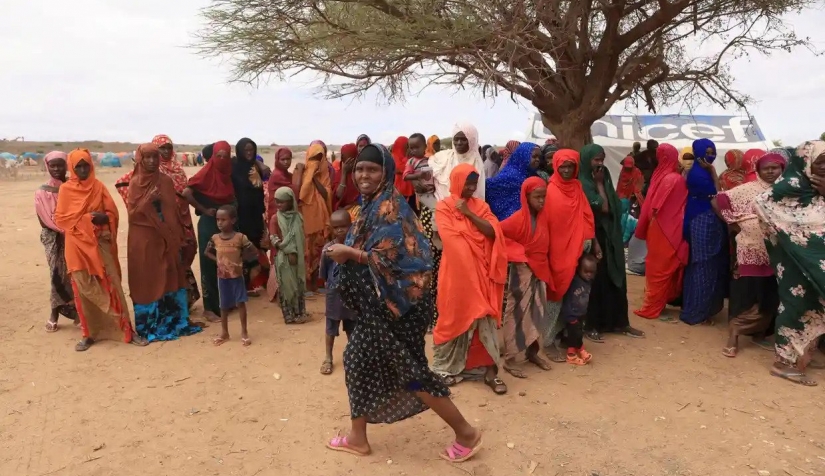 النازحون يصطفون للحصول على المساعدات الغذائية في مخيم هيغلو بمدينة غودي في المنطقة الصومالية بإثيوبيا