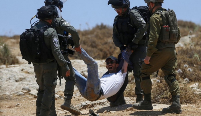 القوات الإسرائيلية تعتدي على متظاهر في مظاهرة للفلسطينيين بمسافر يطا في الضفة الغربية المحتلة.
