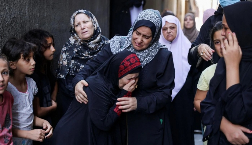 في أثناء جنازة 4 مراهقين فلسطينيين أبناء عم، قُتلوا في الاعتداء الإسرائيلي الأخير بمخيم جباليا