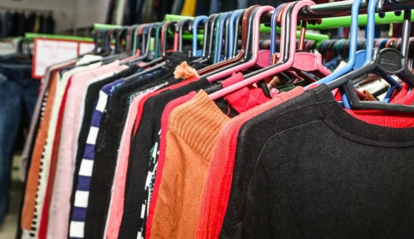 ملابس مستعملة معروضة في متجر بناكورو، كينيا