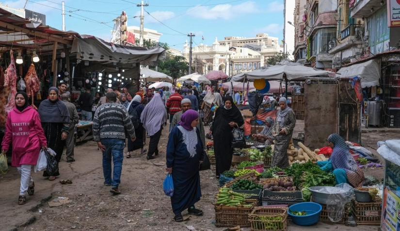 البائعون يعرضون منتجاتهم في أسواق الإسكندرية